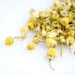 Be soothed by this golden infusion of chamomile flowers. Reputed for its digestive qualities, this sweet tea is a perfect companion for a good night's sleep.